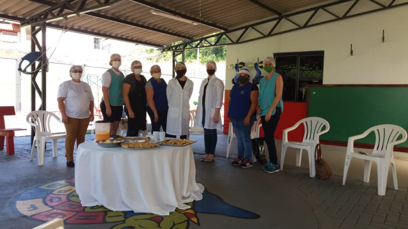 NUTRICIONISTA REALIZA FORMAÇÃO PARA FUNCIONÁRIAS